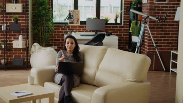 Modern Şık Bir Apartman Dairesinde Dinlenirken Çevrimiçi Toplantı Sırasında Arkadaşlarına — Stok video