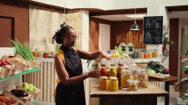 Lokale Koopman Organiseert Zelfgemaakte Pasta Herbruikbare Potten Bij Afvalloze Supermarkt — Stockvideo