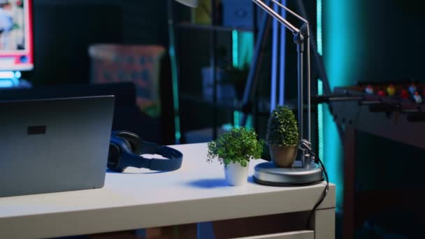 Wohnung Beleuchtet Durch Rgb Lampen Mit Schreibtisch Vor Smart Mit — Stockvideo