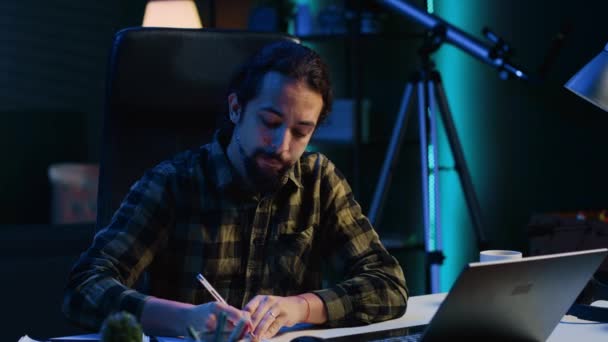 Unternehmer Der Schreibtisch Hause Laptop Arbeitet Internet Surft Und Einem — Stockvideo