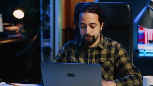 Mosolygó Férfi Otthon Irodai Íróasztal Gépelés Laptop Billentyűzeten Megoldása Feladatokat — Stock videók