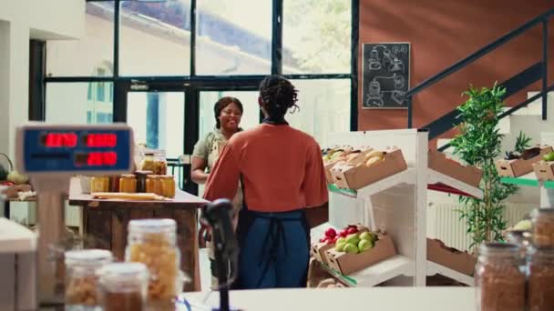 Mitarbeiter Bringen Frisch Geerntete Produkte Den Örtlichen Supermarkt Und Sprechen — Stockvideo
