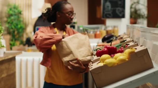 Shopper Kiezen Vers Geoogste Groenten Uit Markt Het Eten Van — Stockvideo