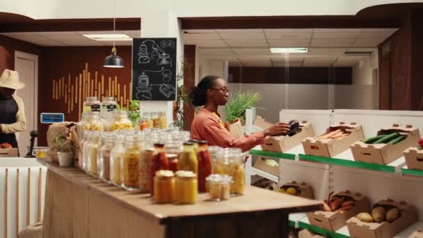 Cliente Afro Americano Colocando Produtos Orgânicos Saco Papel Comprando Vegetais — Vídeo de Stock