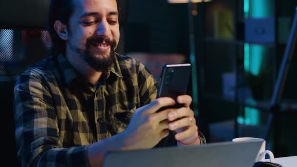Homem Sorridente Casa Enviando Mensagens Texto Melhor Amigo Smartphone Fazendo — Vídeo de Stock