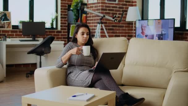 사무실에서 원격으로 작업을 수행하는 소파에 커피를 마시는 프리랜서 느끼는 스트레스 — 비디오