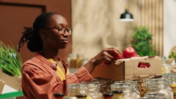 Mujer Vegana Oliendo Tomates Bio Frescos Cajas Mercado Disfrutando Aroma — Vídeos de Stock
