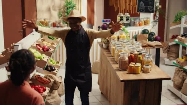 Der Örtliche Händler Öffnet Die Türen Des Lebensmittelgeschäfts Und Begrüßt — Stockvideo