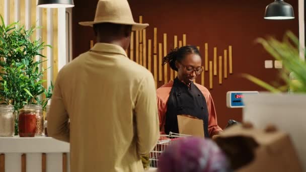 Vendeur Afro Américain Travaillant Comptoir Caisse Supermarché Pondération Des Additifs — Video