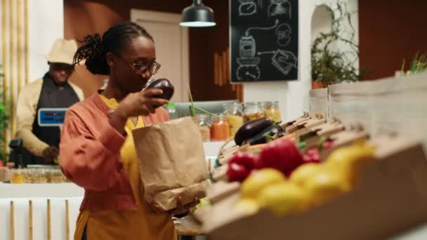 Wegańska Kobieta Biorąca Lokalnie Uprawiane Warzywa Skrzyń Idąc Zakupy Spożywcze — Wideo stockowe