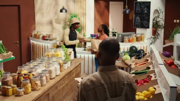 Afrikanisch Amerikanischer Lieferant Bringt Kisten Mit Ökofrüchten Lokaler Verkäufer Auf — Stockvideo