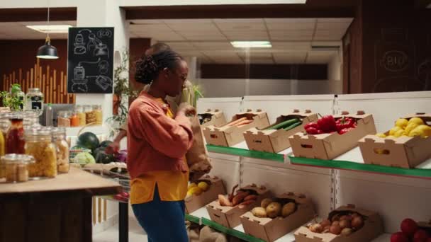Afrykański Kupiec Wybierający Produkty Ekologiczne Skrzyń Pakujący Owoce Warzywa Papierowej — Wideo stockowe