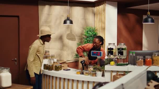 Afrikanisch Amerikanischer Mann Bezahlt Für Umweltfreundliche Lebensmittel Der Kasse Indem — Stockvideo