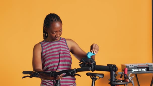 Mühendis Bisiklet Tamir Standı Kuruyor Raydan Çıkarıcı Kablolar Için Kullanıyor — Stok video