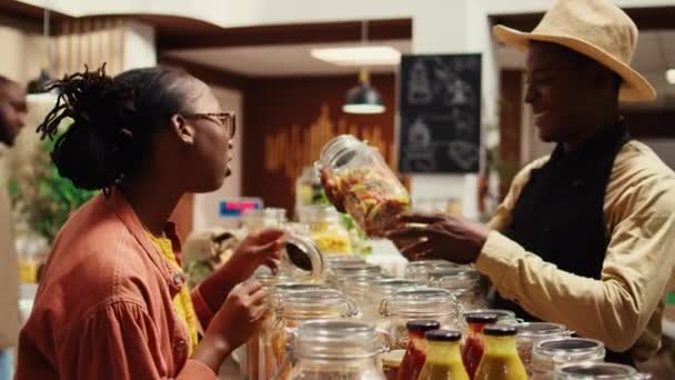 아프리카계 미국인 농부는 조리법에 성분을 구매자를위한 제품을 권장합니다 화학물질 자유로운 — 비디오