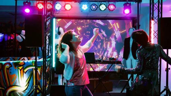 Tänzerin Feiert Diskothek Und Zeigt Flippige Tanzbewegungen Nachtclub Mit Elektronischer — Stockfoto