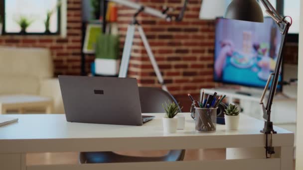 Laptop Bureau Naast Mini Planten Leeg Appartement Verlicht Door Zonlicht — Stockvideo