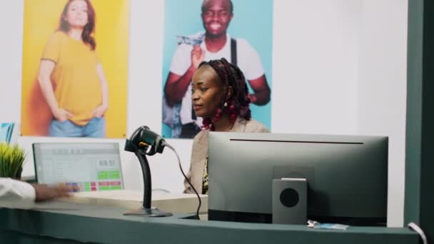 Afroameričan Vyzvedává Objednávky Obchodu Oblečením Podepisuje Potvrzení Pokladny Zaměstnankyně Připravuje — Stock video