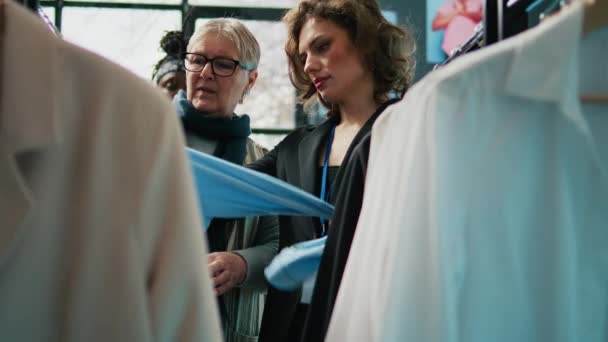 Asistente Tienda Recomendando Camisa Venta Para Mujer Mayor Ayudándola Crear — Vídeos de Stock