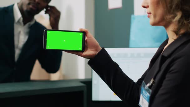 Trabalhador Loja Usando Smartphone Com Modelo Greenscreen Caixa Registradora Trabalhando — Vídeo de Stock