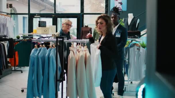 Stilista Moda Suggerendo Articoli Abbigliamento Cliente Abituale Team Negozianti Aiuta — Video Stock