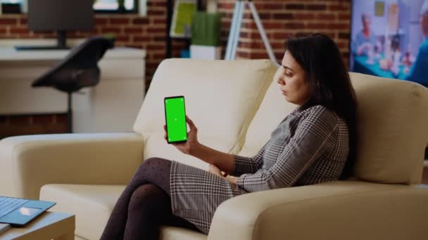 Osoba Kontrolující Maily Zelené Obrazovce Mobilního Telefonu Během Práce Domova — Stock video