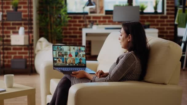 小组组长坐在舒适公寓的沙发上 在电话会议期间与同事聊天 印度的商业经理在家里与员工在线视频 摄像头B — 图库视频影像