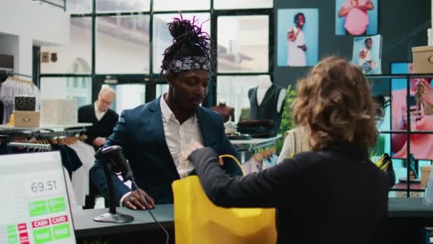 Client Afro Américain Payant Avec Carte Pos Dans Magasin Vêtements — Video