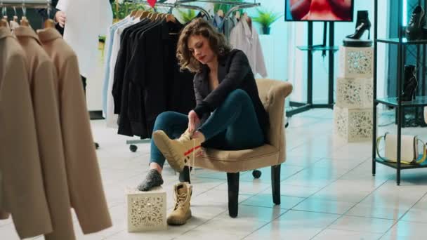 Mujer Elegante Probándose Par Zapatos Grandes Almacenes Buscando Comprar Botas — Vídeos de Stock