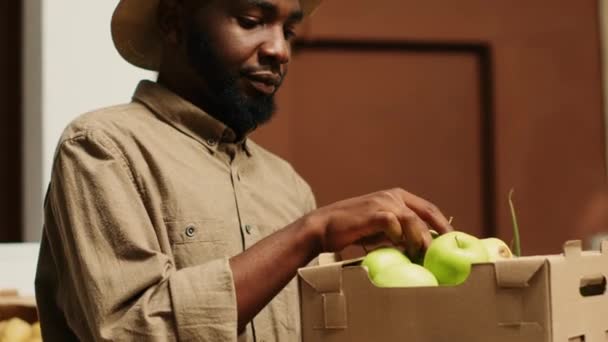 Mężczyzna Klient Cieszący Się Świeżym Zapachem Zielonych Jabłek Skrzyniach Wybierając — Wideo stockowe