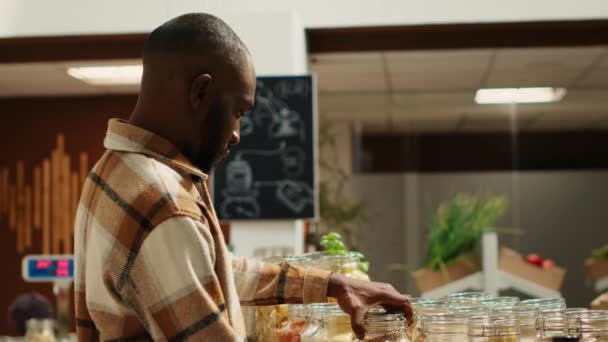 Erkek Müşteri Yerel Pazarda Doğal Biyo Gıda Alternatifleri Arayan Makarna — Stok video