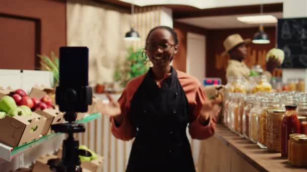 Vendedor Afro Americano Apresentando Variedade Massas Frascos Discutindo Sobre Produtos — Vídeo de Stock