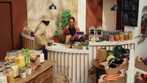 고객은 카드로 유기농 농산물을 지불하고 생활을위한 집에서 제품을 구입합니다 아프리카계 — 비디오