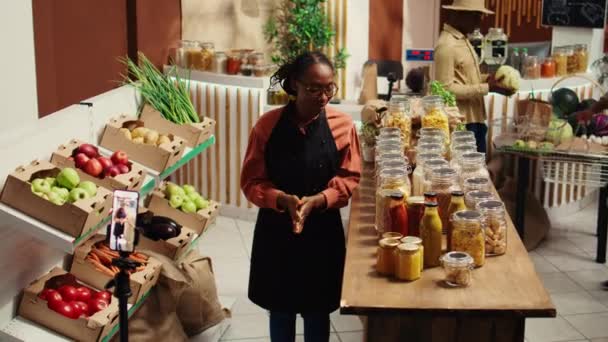 Afrikanisch Amerikanischer Verkäufer Der Hausgemachte Saucen Und Honig Anpreist Und — Stockvideo