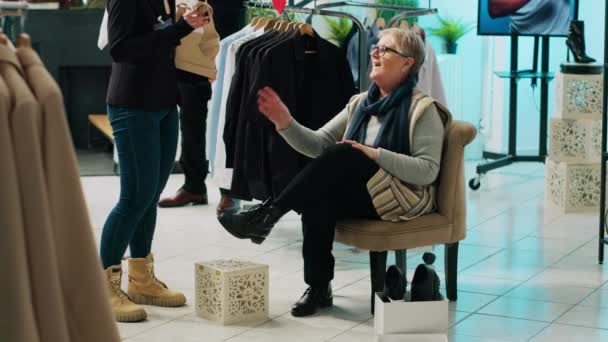 Mulher Idosa Busca Confortável Par Sapatos Shopping Perguntando Assistente Varejo — Vídeo de Stock
