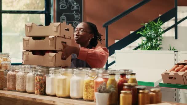 Verkäufer Sortiert Obst Und Gemüse Kisten Marktregalen Bereitet Waren Lebensmittelgeschäft — Stockvideo