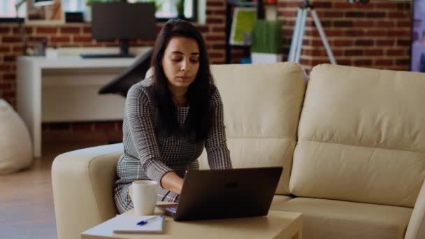 印度女人喜欢呆在家里做自由职业 在时尚舒适的公寓里完成任务的肖像 在家工作 在笔记本电脑键盘上打字的自营职业者 — 图库视频影像