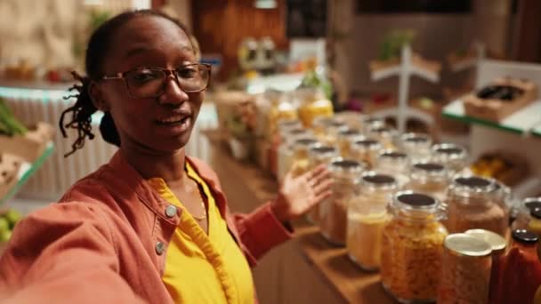 Pov Client Afro American Care Promovează Bio Supermarketul Local Rețelele — Videoclip de stoc