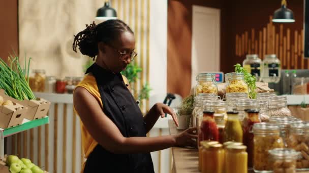 Africký Americký Prodejce Zařizuje Volně Ložené Produkty Místním Obchodě Podporuje — Stock video