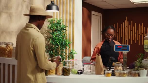 슈퍼마켓 카운터에서 아프리카계 미국인 판매자 첨가물 과일과 벤더는 아웃시 고객에게 — 비디오