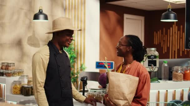 Afrikanischer Bauer Der Kisten Mit Bioprodukten Bringt Örtlicher Händler Lebensmittelladen — Stockvideo