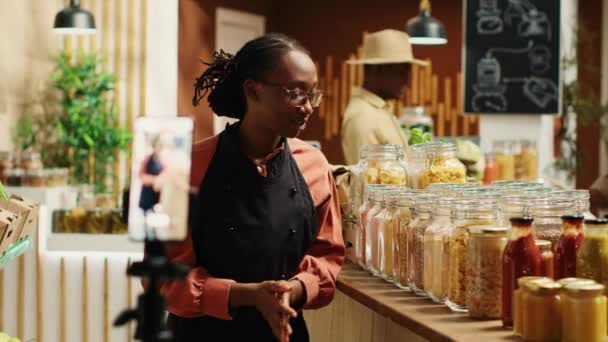 Afrikanisch Amerikanischer Verkäufer Der Hausgemachte Saucen Und Honig Anpreist Und — Stockvideo