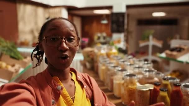 在农贸市场拍摄非洲裔美国人的Pov产品 推广可持续的生活方式和健康的营养与当地种植的食物 女人推荐零废品商店 手持射击 — 图库视频影像
