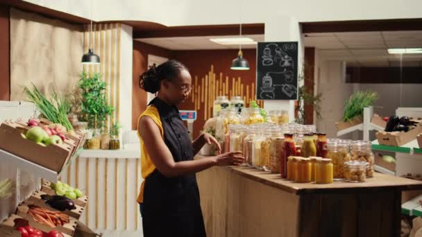 Afrikansk Amerikansk Leverantör Arrangerar Bulkprodukter Den Lokala Butiken Främja Noll — Stockvideo
