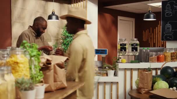 Müşteri Tedarikçiye Yerel Pazar Ölçeğinde Ürün Veriyor Organik Tarımı Sağlıklı — Stok video