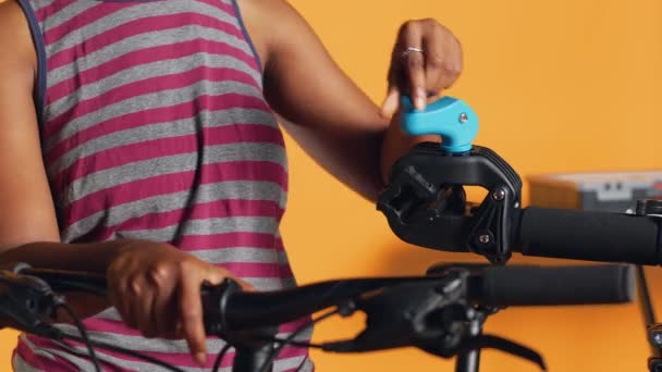 Teknisyen Bisiklet Tamir Standı Kuruyor Raydan Çıkarıcı Kablolar Için Kullanıyor — Stok video