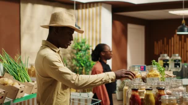 Afrikanisch Amerikanischer Kunde Kauft Pasta Oder Getreide Gläsern Und Betrachtet — Stockvideo