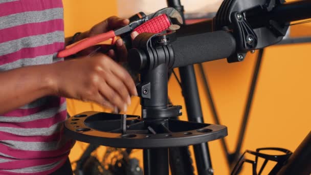 壊れた顧客の自転車 スタジオの背景を修理する前に作業ツールを準備する修理担当者のショットを閉じます 自転車 カメラAのサービスを開始する準備ができている機械ギヤを配置する専門家 — ストック動画