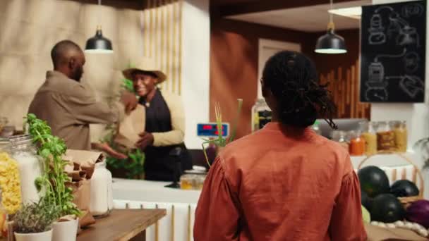 아프리카계 미국인 가중치는 슈퍼마켓 레지스터에서 고객을위한 현지에서 상품을 판매하는 규모를 — 비디오