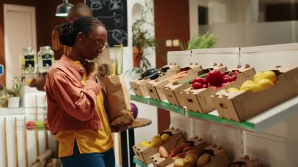 Comprador Americano Africano Escolher Produtos Orgânicos Caixas Colocando Frutas Legumes — Vídeo de Stock